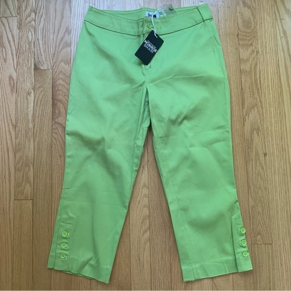 NWT Monroe & Main Lime Green Button Capri Pants Size 6 - Picture 1 of 10